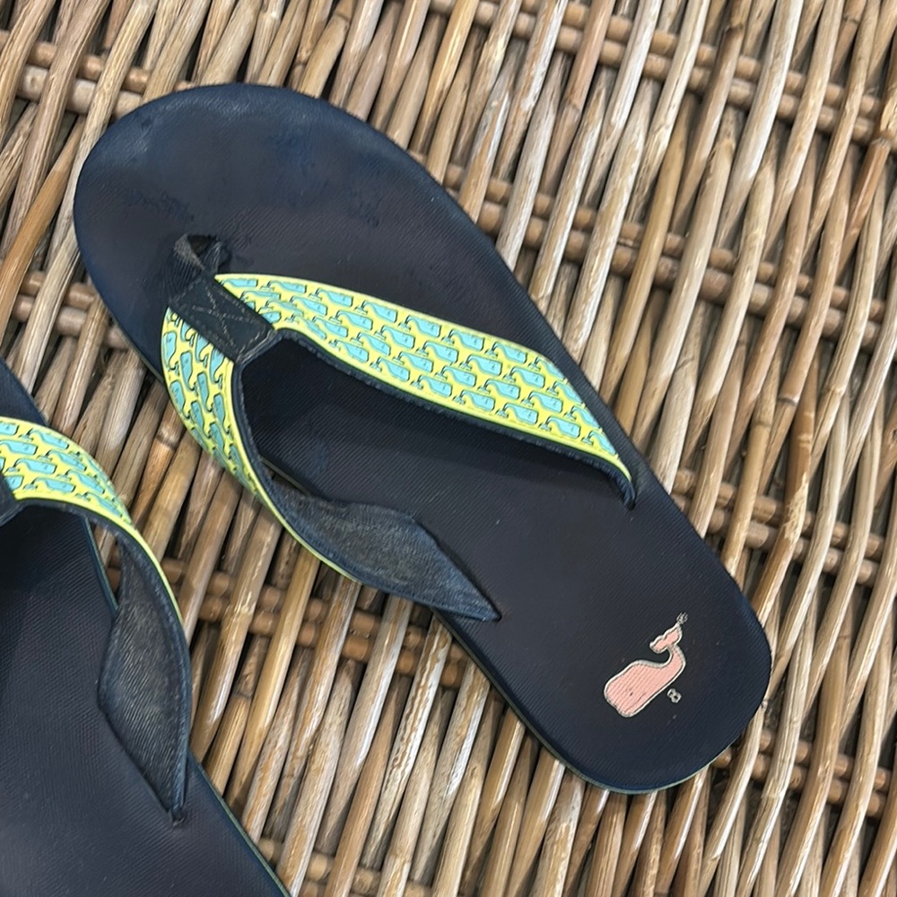Vineyard Vines Navy and Yellow Whale flip flops size 8 - Picture 5 of 5
